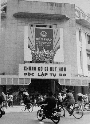 Mặt tiền của nhà triển lãm ở ngã tư Hàng Bài - Tràng Tiền Mặt tiền của nhà triển lãm ở ngã tư Hàng Bài - Tràng Tiền