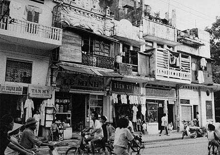 Nhịp sống sôi động trên truyến Phố Hàng Gai vào khoảng năm 1987-88. Nhịp sống sôi động trên truyến Phố Hàng Gai vào khoảng năm 1987-88.