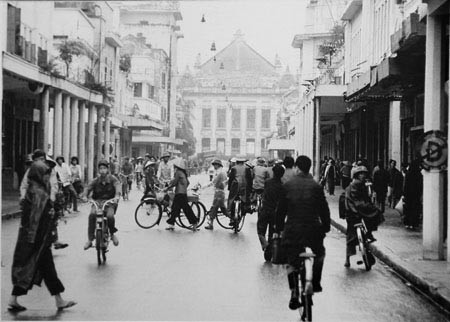 Phố Tràng Tiền với dáng vẻ cổ kính, sang trọng và tràn đầy sức sống Phố Tràng Tiền với dáng vẻ cổ kính, sang trọng và tràn đầy sức sống