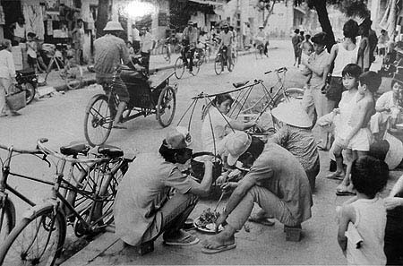 Cơm bụi trên hè đường . Bức ảnh chụp đầu thập kỷ 1980 Cơm bụi trên hè đường . Bức ảnh chụp đầu thập kỷ 1980