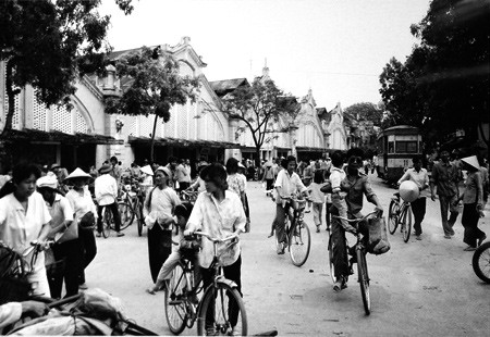 Cảnh tấp nập trước chợ Đồng Xuân Cảnh tấp nập trước chợ Đồng Xuân