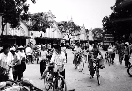 Cảnh tấp nập trước chợ Đồng Xuân