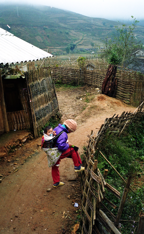 Bé trên lưng mẹ - Sapa. Bé trên lưng mẹ - Sapa.