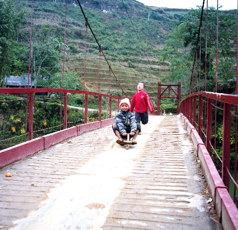 Trẻ đang chơi đùa bằng xe gỗ tại Sapa. Trẻ đang chơi đùa bằng xe gỗ tại Sapa.