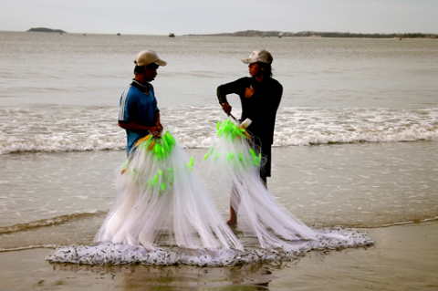 Đôi bạn chài sớm hôm tần tảo, luôn đồng hành cùng nhau ngay cả trên đường mưu sinh.