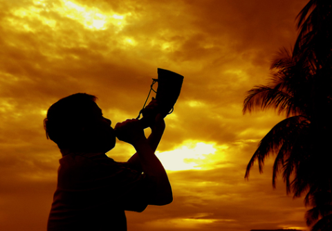 Tù và thổi vang báo hiệu một ngày bình yên để dân chài ra khơi, ánh vàng rực thể hiện cho sự no ấm.