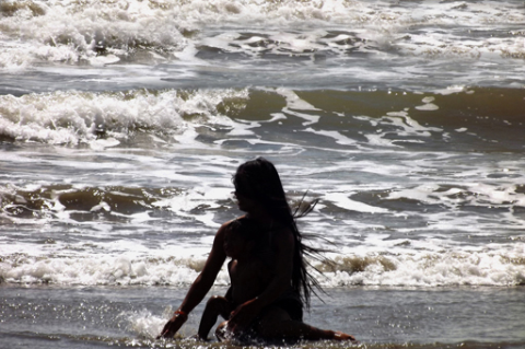 Trước hàng ngàn con sóng, người mẹ đã che chở đứa con trong lòng mình, mắt dõi về biển với ước muốn được chia sẻ khó nhọc cùng chồng ngoài khơi xa.