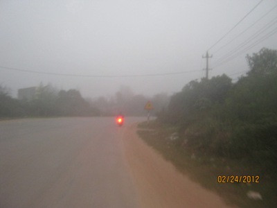 Dù thành phố chưa đỏ đèn cao áp nhưng các phương tiện tham gia giao thông đã phải bật đèn