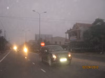 Sương mù giăng kín như thế này sẽ rất nguy hiểm cho người tham gia giao thông