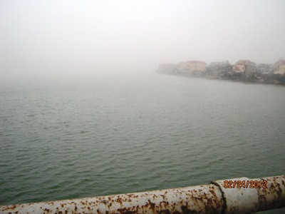 Sương mù xuất hiện dày đặc còn ảnh hưởng đến cuộc sống của ngư dân vùng biển. Tại các làng biển ở Quảng Bình sương mù phủ kín, tầm nhìn chỉ còn khoảng 5m, gây ảnh hưởng việc ra khơi của các ngư dân. (Sương mù xuất hiện những ngày gần đây còn ảnh hưởng đến đời sống của ngư dân làng biển)