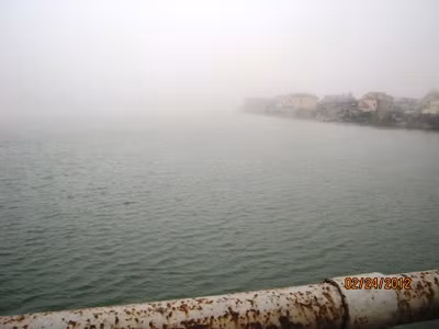 Sương mù xuất hiện dày đặc còn ảnh hưởng đến cuộc sống của ngư dân vùng biển. Tại các làng biển ở Quảng Bình sương mù phủ kín, tầm nhìn chỉ còn khoảng 5m, gây ảnh hưởng việc ra khơi của các ngư dân. (Sương mù xuất hiện những ngày gần đây còn ảnh hưởng đến đời sống của ngư dân làng biển)