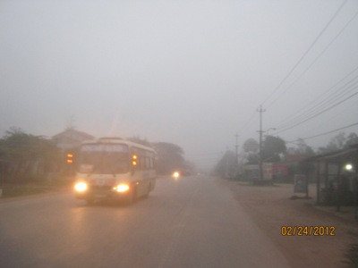 Do ảnh hưởng của đợt không khí lạnh ở miền Bắc, những ngày gần đây, ở Quảng Bình xuất hiện sương mù dày đặc. Tại các địa phương ven biển sương mù đã bao phủ nhiều tuyến đường, nhất là Quốc lộ 1A, nơi có nhiều người qua lại, gây ảnh hưởng không nhỏ đến người tham gia giao thông. (Sương mù xuất hiện dày đặc gây hạn chế tầm nhìn cho các phương tiện tham gia giao thông)