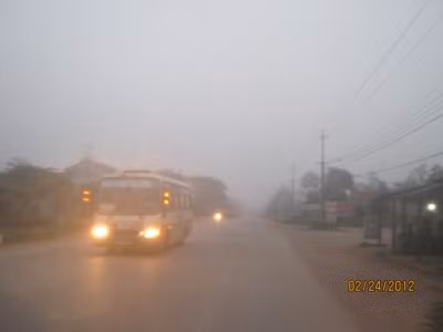 Do ảnh hưởng của đợt không khí lạnh ở miền Bắc, những ngày gần đây, ở Quảng Bình xuất hiện sương mù dày đặc. Tại các địa phương ven biển sương mù đã bao phủ nhiều tuyến đường, nhất là Quốc lộ 1A, nơi có nhiều người qua lại, gây ảnh hưởng không nhỏ đến người tham gia giao thông. (Sương mù xuất hiện dày đặc gây hạn chế tầm nhìn cho các phương tiện tham gia giao thông)