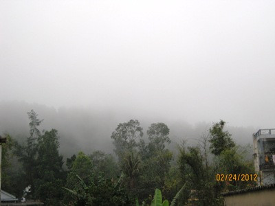 Hiện tượng sương mù xuất hiện rất dễ phát sinh các bệnh về hô hấp, nhất là đối với trẻ em và người già. Đặc biệt, cần tránh hiện tượng sương mù dày đặc vào buổi sáng và buổi tối. ()