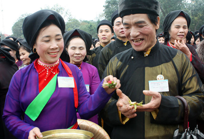 Trầu không chỉ mời khách đến chơi nhà, người quan họ còn mời trầu bạn hát cùng để làm giao duyên- “Trầu này trầu của em têm, anh xơi một miếng càng thêm mặn nồng. Trầu này trầu tính trầu tình, ăn vào cho đỏ môi mình môi ta”. Chỉ tiếc thay, những cặp đôi quan họ lại không thể lấy nhau.