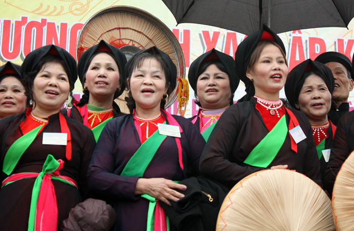 Những câu quan họ ngọt ngào của các liền anh liền chị khiến đông hội say đắm chẳng muốn về. Để rồi, cứ đến chính hội lại níu du khách về cùng trẩy hội.