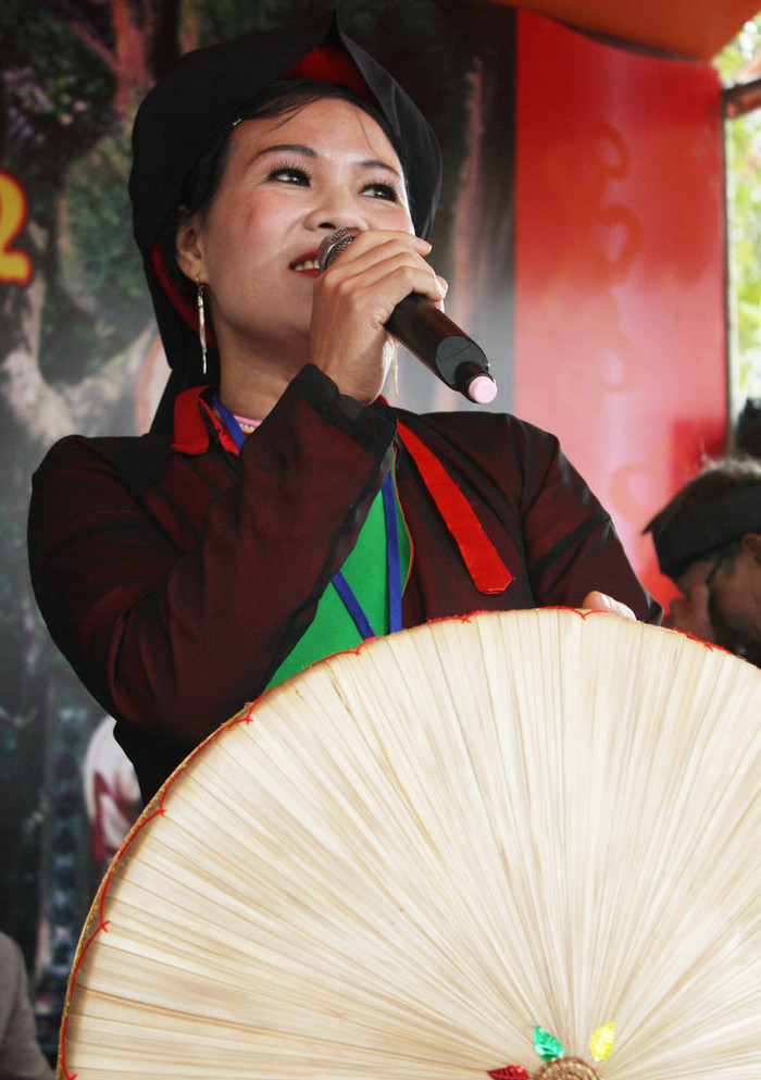 Lời quan họ mượt mà, nhưng ánh mắt đong đưa tình của các chị hai quan họ mới say đắm làm sao.