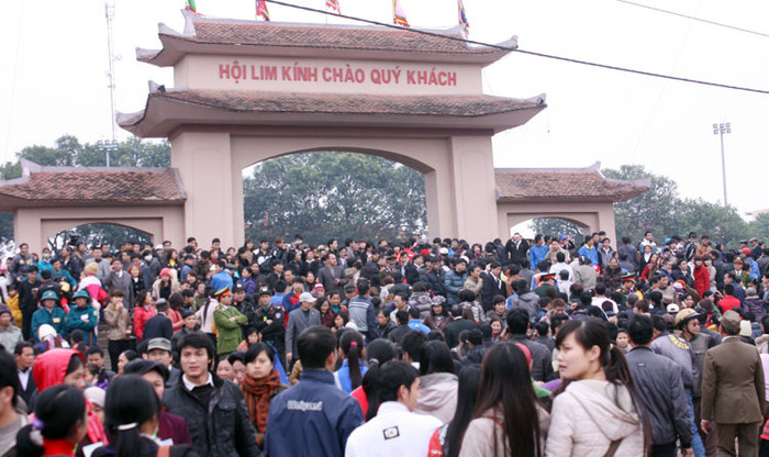 Đến hẹn lại lên, cứ ngày 13 tháng Giêng (âm lịch) hàng năm dòng người lại tấp nập đổ về Hội Lim để trẩy hội và nghe những câu hát quan họ mượt mà, nồng thắm