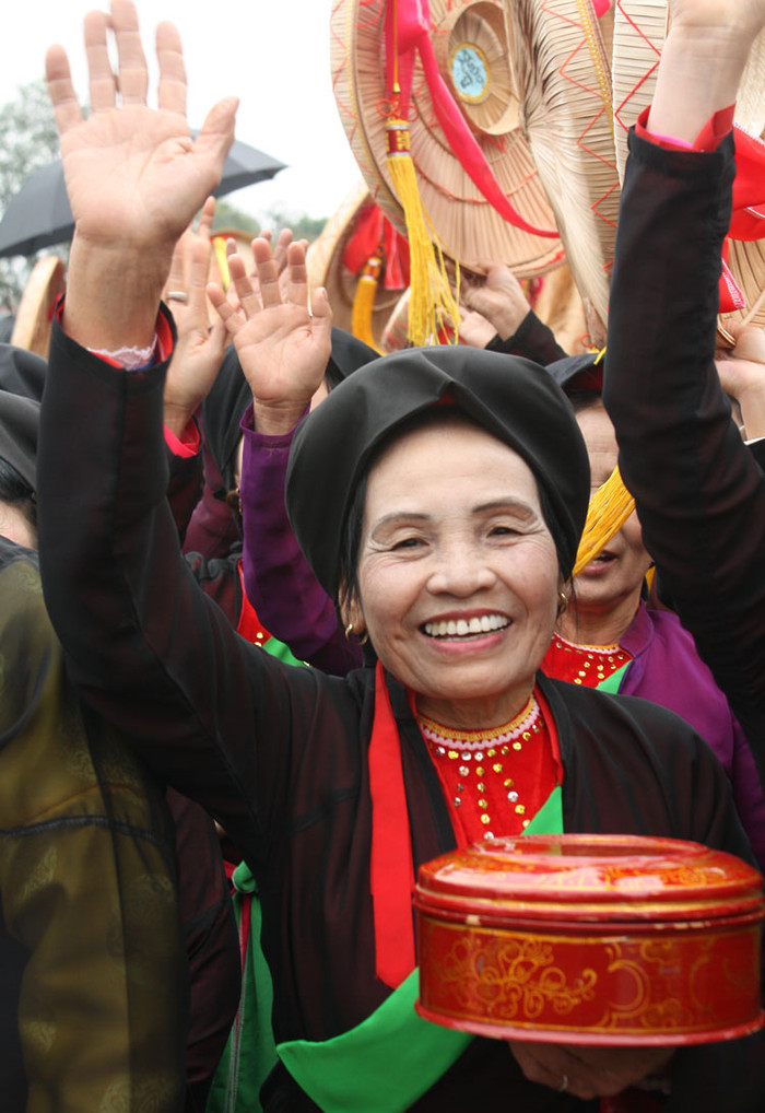 Lời ca da diết, ánh mắt, nụ cười của chị hai Kinh Bắc- “Người ơi! Người ở đừng về, Người về em vẫn có mấy trông theo, Trông nước tình chung là như nước chảy, Mà này cũng có a trông bèo, trông bèo là bèo trôi. Người ơi người ở đừng về”.