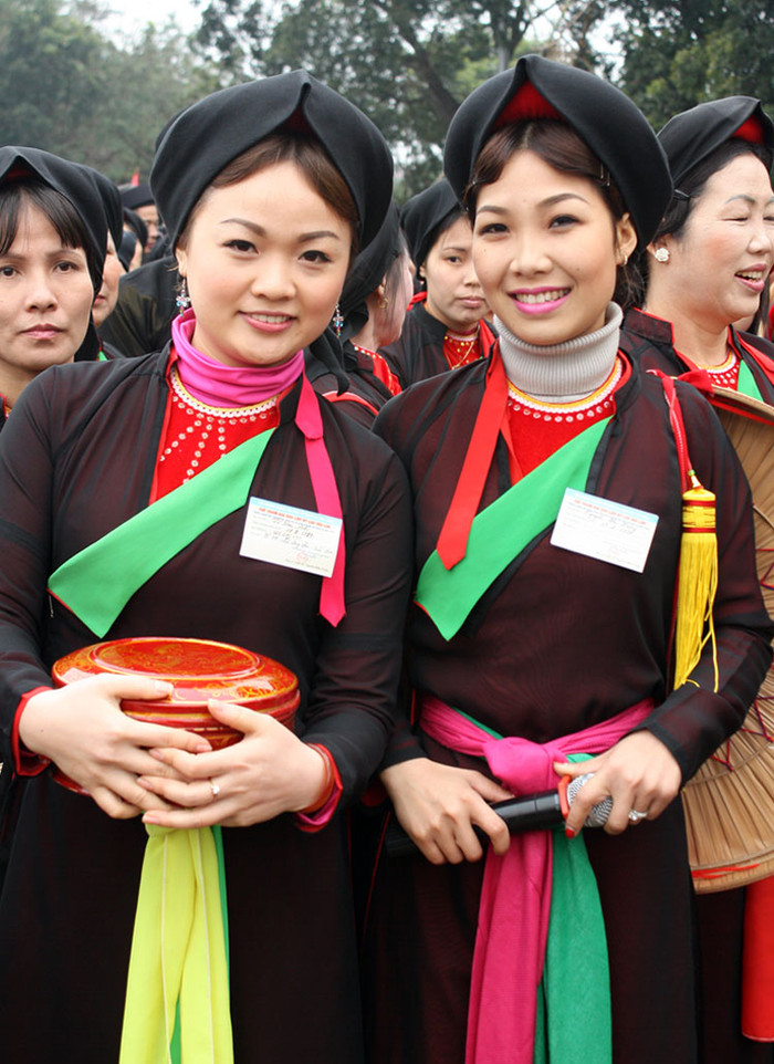 Đến với Hội Lim, du khách được ngắm liền chị quan họ yếm thắm, lụa đào cổ viền, khăn vuông mỏ quạ, đội nón ba tầm.