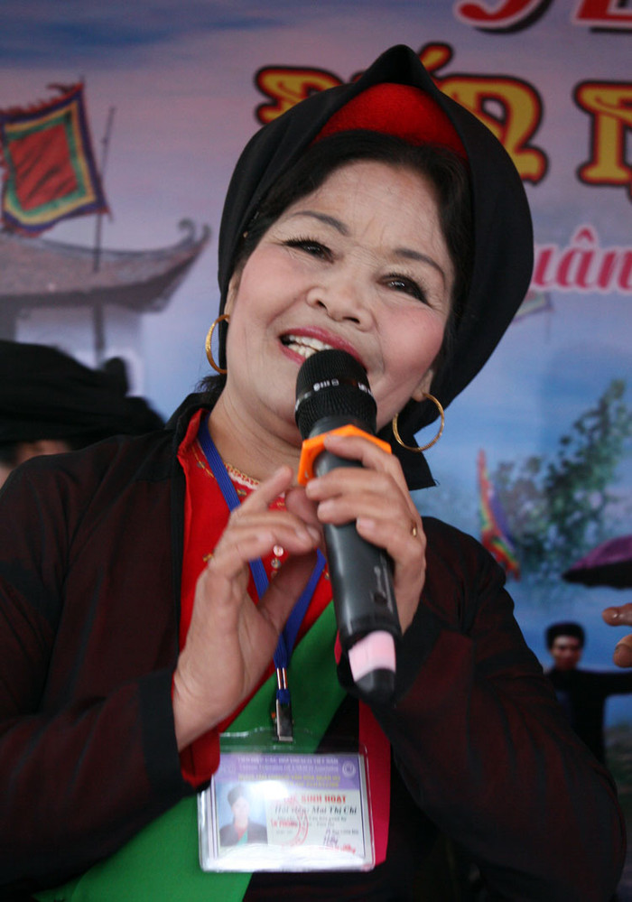 Những liền chị đã có tuổi, lời ca tiếng hát càng nồng ấm, mặn mà