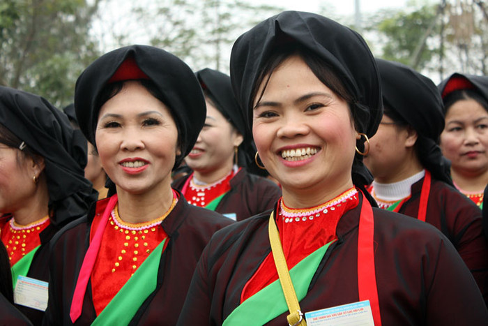 Đến Hội Lim, du khách không chỉ say đắm những làn điệu quan họ, mà họ còn được người quan họ tiếp đón rất chu đáo, nhiệt tình, nhất là nụ cười đón khách.