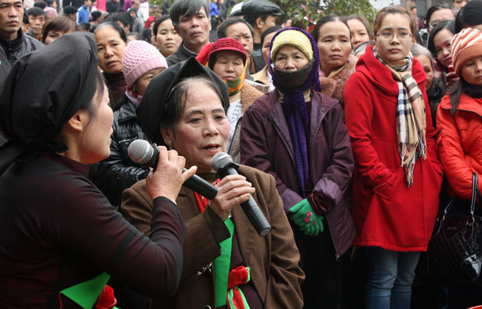 Lời hát giao duyên, đối đáp của hai mẹ con chị Hai Lan và chị Hai Huệ trong Câu lạc bộ hát quan họ người cao tuổi Tiên Du làm mê mẩn du khách thập phương.
