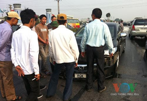 Tại hiện trường, trong khoảng vài chục mét, vương vãi là các bộ phận nhựa của cả xe máy lẫn ôtô. Chiếc Honda Civic ngoài phía đuôi bị móp thì phần đầu xe cũng hư hại hoàn toàn: ba-đờ-xốc rơi rụng cách vài mét, nắp ca-pô gẫy gập, kính chắn gió bị rạn vỡ tại 3 điểm (khả năng do nạn nhân bị đâm đã văng lên). Bên trong ca-bin không có túi khí nào bung sau tai nạn; đồng thời tài xế cũng nhanh chóng rời khỏi hiện trường. 2 trong số 4 chiếc xe máy gặp nạn chở theo các bao tải nông sản: gạo, khoai tây…rơi vãi đầy ra mặt đường, xen lẫn những vệt máu loang lổ của nạn nhân. Tại hiện trường, trong khoảng vài chục mét, vương vãi là các bộ phận nhựa của cả xe máy lẫn ôtô. Chiếc Honda Civic ngoài phía đuôi bị móp thì phần đầu xe cũng hư hại hoàn toàn: ba-đờ-xốc rơi rụng cách vài mét, nắp ca-pô gẫy gập, kính chắn gió bị rạn vỡ tại 3 điểm (khả năng do nạn nhân bị đâm đã văng lên). Bên trong ca-bin không có túi khí nào bung sau tai nạn; đồng thời tài xế cũng nhanh chóng rời khỏi hiện trường. 2 trong số 4 chiếc xe máy gặp nạn chở theo các bao tải nông sản: gạo, khoai tây…rơi vãi đầy ra mặt đường, xen lẫn những vệt máu loang lổ của nạn nhân.