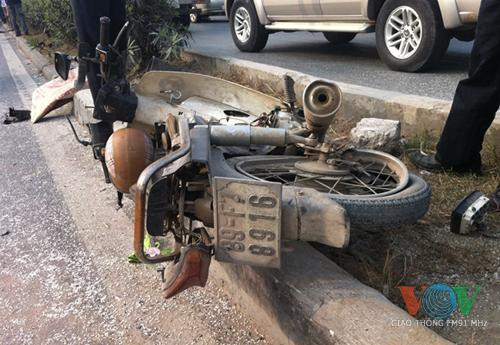 Cú đâm mạnh làm móp phần đuôi sau, bên phải xe Honda Civic, đồng thời hất xe này văng sang làn đường ngược chiều. Tiếp đó, chiếc Honda Civic húc vào một loạt xe máy, gồm: 2 Honda Dream BKS 89F7- 8916 và 89F6- 0255; 1 Honda Wave 29S8- 9813 và 1 SYM Star 110 BKS 89F8-0773. Phần chiếc ôtô du lịch chưa rõ BKS, sau khi trực tiếp gây ra tai nạn nghiêm trọng liền rồ ga bỏ nạn nhân và chạy thẳng về phía trạm soát vé số 1 (nằm trên QL5, cách điểm xảy ra vụ TNGT khoảng 800m) và…biến mất. Cú đâm mạnh làm móp phần đuôi sau, bên phải xe Honda Civic, đồng thời hất xe này văng sang làn đường ngược chiều. Tiếp đó, chiếc Honda Civic húc vào một loạt xe máy, gồm: 2 Honda Dream BKS 89F7- 8916 và 89F6- 0255; 1 Honda Wave 29S8- 9813 và 1 SYM Star 110 BKS 89F8-0773. Phần chiếc ôtô du lịch chưa rõ BKS, sau khi trực tiếp gây ra tai nạn nghiêm trọng liền rồ ga bỏ nạn nhân và chạy thẳng về phía trạm soát vé số 1 (nằm trên QL5, cách điểm xảy ra vụ TNGT khoảng 800m) và…biến mất.