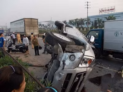 Vụ tai nạn khiến người điều khiển xe ôtô và mô tô phải nhập viện trong tình trạng nguy kịch, hơn 10m giải phân cách cố định bị xới tung. Vụ tai nạn xảy ra, nhiều người hiếu kỳ đứng lại xem, đồng thời đúng vào giờ cao điểm nên đã xảy ùn tắc giao thông nghiêm trọng kéo dài gần 10km. Trao đổi với phóng viên, Cảnh sát Giang - Đội phó Đội CSGT huyện Văn Lâm (Hưng Yên) đang làm việc tại hiện trường cho biết chưa thể cung cấp thêm thông tin cho báo chí. Vụ tai nạn khiến người điều khiển xe ôtô và mô tô phải nhập viện trong tình trạng nguy kịch, hơn 10m giải phân cách cố định bị xới tung. Vụ tai nạn xảy ra, nhiều người hiếu kỳ đứng lại xem, đồng thời đúng vào giờ cao điểm nên đã xảy ùn tắc giao thông nghiêm trọng kéo dài gần 10km. Trao đổi với phóng viên, Cảnh sát Giang - Đội phó Đội CSGT huyện Văn Lâm (Hưng Yên) đang làm việc tại hiện trường cho biết chưa thể cung cấp thêm thông tin cho báo chí.