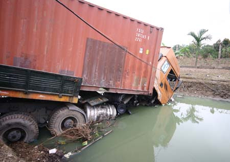 Đầu xe chúi dưới mương nước. Đầu xe chúi dưới mương nước.