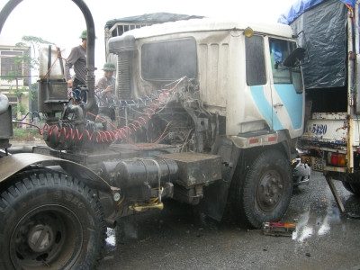 Vụ tai nạn liên hoàn làm cả 6 xe ô tô hư hỏng nặng. Rất may không có thiệt hại về người. Vụ tai nạn liên hoàn làm cả 6 xe ô tô hư hỏng nặng. Rất may không có thiệt hại về người.