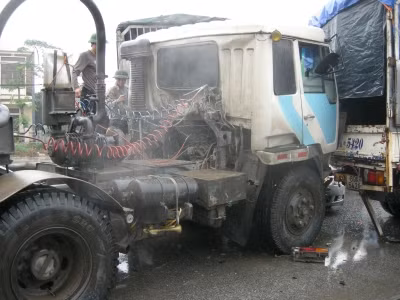 Vụ tai nạn liên hoàn làm cả 6 xe ô tô hư hỏng nặng. Rất may không có thiệt hại về người. Vụ tai nạn liên hoàn làm cả 6 xe ô tô hư hỏng nặng. Rất may không có thiệt hại về người.