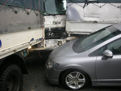 6 xe ô tô chạy hướng Hải Phòng - Hà Nội đã đâm liên tiếp vào nhau lúc 16 giờ chiều nay trên Quốc lộ 5, đoạn qua xã Bạch Sam, huyện Mỹ Hào (Hưng Yên). Tai nạn xảy ra vào giờ tan tầm, đồng thời các xe gặp nạn đã chắn ngang luồng đường hướng Hải Phòng - Hà Nội nên đã gây tắc nghẽn giao thông kéo dài gần 5km. 6 xe ô tô chạy hướng Hải Phòng - Hà Nội đã đâm liên tiếp vào nhau lúc 16 giờ chiều nay trên Quốc lộ 5, đoạn qua xã Bạch Sam, huyện Mỹ Hào (Hưng Yên). Tai nạn xảy ra vào giờ tan tầm, đồng thời các xe gặp nạn đã chắn ngang luồng đường hướng Hải Phòng - Hà Nội nên đã gây tắc nghẽn giao thông kéo dài gần 5km.