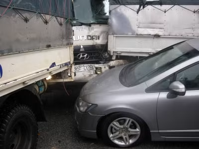 6 xe ô tô chạy hướng Hải Phòng - Hà Nội đã đâm liên tiếp vào nhau lúc 16 giờ chiều nay trên Quốc lộ 5, đoạn qua xã Bạch Sam, huyện Mỹ Hào (Hưng Yên). Tai nạn xảy ra vào giờ tan tầm, đồng thời các xe gặp nạn đã chắn ngang luồng đường hướng Hải Phòng - Hà Nội nên đã gây tắc nghẽn giao thông kéo dài gần 5km. 6 xe ô tô chạy hướng Hải Phòng - Hà Nội đã đâm liên tiếp vào nhau lúc 16 giờ chiều nay trên Quốc lộ 5, đoạn qua xã Bạch Sam, huyện Mỹ Hào (Hưng Yên). Tai nạn xảy ra vào giờ tan tầm, đồng thời các xe gặp nạn đã chắn ngang luồng đường hướng Hải Phòng - Hà Nội nên đã gây tắc nghẽn giao thông kéo dài gần 5km.