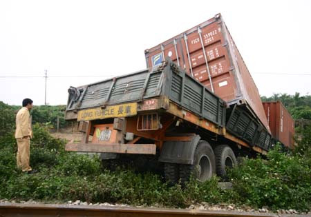 Sau đó, chiếc xe vẫn với tốc độ rất cao vượt qua 2 đường ray tàu hỏa cao hơn so mặt đường quốc lộ hàng chục cm và chỉ dừng lại khi lao thẳng xuống mương thủy lợi phía dưới đường tàu hỏa. Tại hiện trường, hơn 20 cột sắt của dải phân cách tuyến quốc lộ bị san phẳng; cùng chung “số phận” là hơn 10 cột bê tông, rào sắt ven đường và cột điện ven đường. Chiếc xe nằm gục hẳn dưới kênh nước, container trên thùng xe cũng nghiêng ngả. Sau đó, chiếc xe vẫn với tốc độ rất cao vượt qua 2 đường ray tàu hỏa cao hơn so mặt đường quốc lộ hàng chục cm và chỉ dừng lại khi lao thẳng xuống mương thủy lợi phía dưới đường tàu hỏa. Tại hiện trường, hơn 20 cột sắt của dải phân cách tuyến quốc lộ bị san phẳng; cùng chung “số phận” là hơn 10 cột bê tông, rào sắt ven đường và cột điện ven đường. Chiếc xe nằm gục hẳn dưới kênh nước, container trên thùng xe cũng nghiêng ngả.