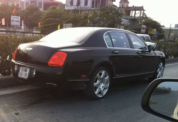 So với hai đối thủ Maybach và Rolls-Royce, Bentley được các đại gia chơi xe Việt Nam ưa chuộng hơn hẳn. Phần lớn xe Bentley nhập về Việt Nam là dòng sedan (xe 5 chỗ) Continental Flying Spur với đủ các màu khác nhau. Một số là những mẫu xe độc, hiếm như coupe thể thao Continental GT, Continental GT Speed hay Arnage phiên bản đặt hàng Mulliner. Chiếc Bentley đầu tiên có mặt tại Việt Nam được ghi nhận là chiếc Continental Flying Spur, có giá khoảng 164.000 USD tại Mỹ Sau khi Flying Spur về quá nhiều, đến lượt phiên bản coupe Continental GT được để ý và đây là chiếc đầu tiên cập cảng Sài Gòn. GT trang bị động cơ W12 dung tích 5.998 phân khối, công suất 552 mã lực, tốc độ cực đại 318 km/h và khả năng tăng tốc từ 0 lên 100 km/h trong vòng 4,8 giây. Giá của nó tại Mỹ vào khoảng 180.000 USD. (Phía sau xe không ảnh hưởng gì nhiều (Ảnh: O.F)) So với hai đối thủ Maybach và Rolls-Royce, Bentley được các đại gia chơi xe Việt Nam ưa chuộng hơn hẳn. Phần lớn xe Bentley nhập về Việt Nam là dòng sedan (xe 5 chỗ) Continental Flying Spur với đủ các màu khác nhau. Một số là những mẫu xe độc, hiếm như coupe thể thao Continental GT, Continental GT Speed hay Arnage phiên bản đặt hàng Mulliner. Chiếc Bentley đầu tiên có mặt tại Việt Nam được ghi nhận là chiếc Continental Flying Spur, có giá khoảng 164.000 USD tại Mỹ Sau khi Flying Spur về quá nhiều, đến lượt phiên bản coupe Continental GT được để ý và đây là chiếc đầu tiên cập cảng Sài Gòn. GT trang bị động cơ W12 dung tích 5.998 phân khối, công suất 552 mã lực, tốc độ cực đại 318 km/h và khả năng tăng tốc từ 0 lên 100 km/h trong vòng 4,8 giây. Giá của nó tại Mỹ vào khoảng 180.000 USD. (Phía sau xe không ảnh hưởng gì nhiều (Ảnh: O.F))