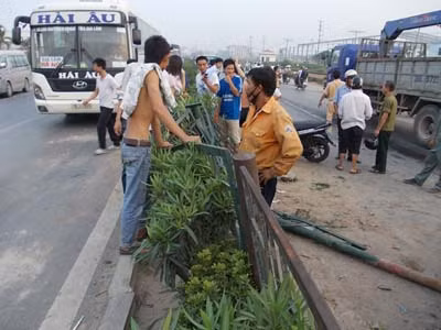 Chiều 31/8/2011, trên QL5 (Hà Nội – Hải Phòng) đoạn qua thị trấn Như Quỳnh (Văn Lâm – Hưng Yên) xảy ra một vụ tai nạn nghiêm trọng. Chiếc xe ô tô 7 chỗ ISUZU leo lên dải phân cách cố định giữa QL 5, rồi vọt sang phía đường bên kia đè nát chiếc xe máy đi ngược chiều... Người dân chứng kiến vụ tai nạn cho biết, chiếc xe ô tô 7 chỗ ISUZU mang BKS 30Y-3721 đang chạy với tốc độ lớn thì bị mất lái leo lên dải phân cách cố định (bằng sắt) rồi bay sang phía làn đường ngược chiều đè nát chiếc xe máy mang BKS 89K8-5502. Tại hiện trường, phóng viên chứng kiến nhiều vũng máu, chiếc xe ô tô bị lật ngửa “phơi” bốn bánh lên trời, phía dưới là chiếc xe máy bị bẹp dúm. Chiều 31/8/2011, trên QL5 (Hà Nội – Hải Phòng) đoạn qua thị trấn Như Quỳnh (Văn Lâm – Hưng Yên) xảy ra một vụ tai nạn nghiêm trọng. Chiếc xe ô tô 7 chỗ ISUZU leo lên dải phân cách cố định giữa QL 5, rồi vọt sang phía đường bên kia đè nát chiếc xe máy đi ngược chiều... Người dân chứng kiến vụ tai nạn cho biết, chiếc xe ô tô 7 chỗ ISUZU mang BKS 30Y-3721 đang chạy với tốc độ lớn thì bị mất lái leo lên dải phân cách cố định (bằng sắt) rồi bay sang phía làn đường ngược chiều đè nát chiếc xe máy mang BKS 89K8-5502. Tại hiện trường, phóng viên chứng kiến nhiều vũng máu, chiếc xe ô tô bị lật ngửa “phơi” bốn bánh lên trời, phía dưới là chiếc xe máy bị bẹp dúm.