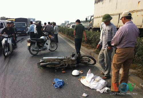 Một người bán nước ven đường kể lại: Khi nghe tiếng va đập rất mạnh, tôi quay ra thì nhìn thấy chiếc ôtô màu đen lao vào làn ngược chiều, trên nắp ca-pô kéo theo một người đàn ông mặc áo màu trắng. Người dân khu vực sau đó cho hay, có ít nhất 2 nạn nhân bị thương rất nặng đã được đưa đi cấp cứu. Một người bán nước ven đường kể lại: Khi nghe tiếng va đập rất mạnh, tôi quay ra thì nhìn thấy chiếc ôtô màu đen lao vào làn ngược chiều, trên nắp ca-pô kéo theo một người đàn ông mặc áo màu trắng. Người dân khu vực sau đó cho hay, có ít nhất 2 nạn nhân bị thương rất nặng đã được đưa đi cấp cứu.