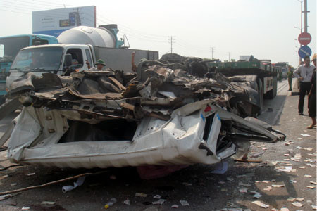 Vụ tai nạn nghiêm trọng xảy ra hồi 13h30 chiều, 10/6/2011, tại km13 - QL5, trên địa bàn thị trấn Trâu Quỳ, huyện Gia Lâm. Sau cú phanh gấp, hàng chục cuộn thép từ phía sau xe xô lên trên, đè nét cabin. Tại hiện trường vụ tai nạn, hàng chục cuộn thép dài hơn 10m nằm lăn lóc dưới đường. Cabin chiếc xe Container BKS 29R-1853 bị nghiền nát. Theo một số nhân chứng, vào khoảng thời gian trên, chiếc xe container chở đầy tấm thép cuộn đang lưu thông theo hướng Hà Nội - Hải Phòng thì gặp một người đi xe máy lưỡng lự chuẩn bị sang đường phía trước. Gặp tình huống bất ngờ, lái xe container phải phanh gấp. Sau cú phanh gấp, những tấm thép cuộn dài hơn 10m phía sau theo quán tính xô lên phía trước. Với trọng lượng lớn, cùng với tốc độ của chiếc xe, những cuộn thép lao lên với một lực khủng khiếp, san phẳng cabin xe, đồng thời “hạ gục” một tấm biển báo giao thông cùng vài mét hàng rào dải phân cách. Lái xe container kịp nhảy ra khỏi cabin thoát chết trong gang tấc. Người đi xe máy Honda Cub 82 BKS 29H7-1153 đã bị ôtô đâm, tử vong ngay tại chỗ. Vụ tai nạn làm giao thông QL5 ùn tắc kéo dài hàng km. Lực lượng chức năng phải điều đến hiện trường 1 chiếc xe cẩu hạng nặng và một chiếc xe Container khác để chuyển hàng tấn thép cuộn ra khỏi hiện trường. Chiếc xe Container phải nhờ đến cứu hộ giao thông để chuyển đi. Vụ tai nạn nghiêm trọng xảy ra hồi 13h30 chiều, 10/6/2011, tại km13 - QL5, trên địa bàn thị trấn Trâu Quỳ, huyện Gia Lâm. Sau cú phanh gấp, hàng chục cuộn thép từ phía sau xe xô lên trên, đè nét cabin. Tại hiện trường vụ tai nạn, hàng chục cuộn thép dài hơn 10m nằm lăn lóc dưới đường. Cabin chiếc xe Container BKS 29R-1853 bị nghiền nát. Theo một số nhân chứng, vào khoảng thời gian trên, chiếc xe container chở đầy tấm thép cuộn đang lưu thông theo hướng Hà Nội - Hải Phòng thì gặp một người đi xe máy lưỡng lự chuẩn bị sang đường phía trước. Gặp tình huống bất ngờ, lái xe container phải phanh gấp. Sau cú phanh gấp, những tấm thép cuộn dài hơn 10m phía sau theo quán tính xô lên phía trước. Với trọng lượng lớn, cùng với tốc độ của chiếc xe, những cuộn thép lao lên với một lực khủng khiếp, san phẳng cabin xe, đồng thời “hạ gục” một tấm biển báo giao thông cùng vài mét hàng rào dải phân cách. Lái xe container kịp nhảy ra khỏi cabin thoát chết trong gang tấc. Người đi xe máy Honda Cub 82 BKS 29H7-1153 đã bị ôtô đâm, tử vong ngay tại chỗ. Vụ tai nạn làm giao thông QL5 ùn tắc kéo dài hàng km. Lực lượng chức năng phải điều đến hiện trường 1 chiếc xe cẩu hạng nặng và một chiếc xe Container khác để chuyển hàng tấn thép cuộn ra khỏi hiện trường. Chiếc xe Container phải nhờ đến cứu hộ giao thông để chuyển đi.