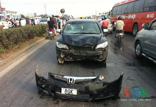 Vào khoảng 14h45’ chiều (20/11/2011), tại nút giao cắt giữa QL5 và lối vào Khu công nghiệp Phố Nối A (thuộc tỉnh Hưng Yên), chiếc ôtô du lịch nhãn hiệu Honda Civic BKS 89K-7228 đang lưu thông trên QL5, theo hướng Hải Phòng- Hà Nội thì bị một chiếc ôtô du lịch khác (chưa rõ BKS), từ phía sau đâm vào. Vào khoảng 14h45’ chiều (20/11/2011), tại nút giao cắt giữa QL5 và lối vào Khu công nghiệp Phố Nối A (thuộc tỉnh Hưng Yên), chiếc ôtô du lịch nhãn hiệu Honda Civic BKS 89K-7228 đang lưu thông trên QL5, theo hướng Hải Phòng- Hà Nội thì bị một chiếc ôtô du lịch khác (chưa rõ BKS), từ phía sau đâm vào.