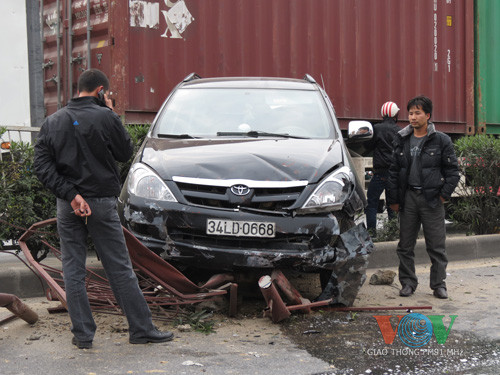 Trưa nay (30/12), một chiếc xe Innova 7 chỗ BKS 30LD 0668 đang lưu thông trên QL5 theo hướng Hà Nội đi Hải Phòng, khi đi đến phố Ghẽ (xã Tân Trường, huyện Cầm Giàng, TP Hải Dương) bất ngờ mất lái đâm mạnh vào dải phân cách bằng sắt và lao sang làn đường đối diện. Vào thời điểm đó, đường vắng nên không có xe nào khác bị va chạm. Nguyên nhân vụ tai nạn được xác định là do lái xe ngủ gật Trưa nay (30/12), một chiếc xe Innova 7 chỗ BKS 30LD 0668 đang lưu thông trên QL5 theo hướng Hà Nội đi Hải Phòng, khi đi đến phố Ghẽ (xã Tân Trường, huyện Cầm Giàng, TP Hải Dương) bất ngờ mất lái đâm mạnh vào dải phân cách bằng sắt và lao sang làn đường đối diện. Vào thời điểm đó, đường vắng nên không có xe nào khác bị va chạm. Nguyên nhân vụ tai nạn được xác định là do lái xe ngủ gật