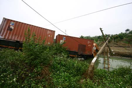 Vụ tai nạn xảy ra vào khoảng 3h sáng (9/12/2009) trên QL 5 (trước cổng Xí nghiệp may 10 - phường Sài Đồng, Long Biên, Hà Nội). Theo một số người dân, vào thời điểm trên, chiếc xe container BKS 16L-8553 kéo theo đuôi 16R-3184 đang lưu thông với tốc độ nhanh theo hướng Hải Phòng - Hà Nội, bất ngờ ngoặt trái tông qua dải phân cách rồi lao cắt sang làn đường Hà Nội - Hải Phòng. Vụ tai nạn xảy ra vào khoảng 3h sáng (9/12/2009) trên QL 5 (trước cổng Xí nghiệp may 10 - phường Sài Đồng, Long Biên, Hà Nội). Theo một số người dân, vào thời điểm trên, chiếc xe container BKS 16L-8553 kéo theo đuôi 16R-3184 đang lưu thông với tốc độ nhanh theo hướng Hải Phòng - Hà Nội, bất ngờ ngoặt trái tông qua dải phân cách rồi lao cắt sang làn đường Hà Nội - Hải Phòng.