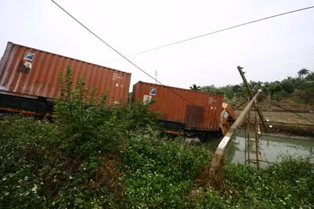 Vụ tai nạn xảy ra vào khoảng 3h sáng (9/12/2009) trên QL 5 (trước cổng Xí nghiệp may 10 - phường Sài Đồng, Long Biên, Hà Nội). Theo một số người dân, vào thời điểm trên, chiếc xe container BKS 16L-8553 kéo theo đuôi 16R-3184 đang lưu thông với tốc độ nhanh theo hướng Hải Phòng - Hà Nội, bất ngờ ngoặt trái tông qua dải phân cách rồi lao cắt sang làn đường Hà Nội - Hải Phòng. Vụ tai nạn xảy ra vào khoảng 3h sáng (9/12/2009) trên QL 5 (trước cổng Xí nghiệp may 10 - phường Sài Đồng, Long Biên, Hà Nội). Theo một số người dân, vào thời điểm trên, chiếc xe container BKS 16L-8553 kéo theo đuôi 16R-3184 đang lưu thông với tốc độ nhanh theo hướng Hải Phòng - Hà Nội, bất ngờ ngoặt trái tông qua dải phân cách rồi lao cắt sang làn đường Hà Nội - Hải Phòng.