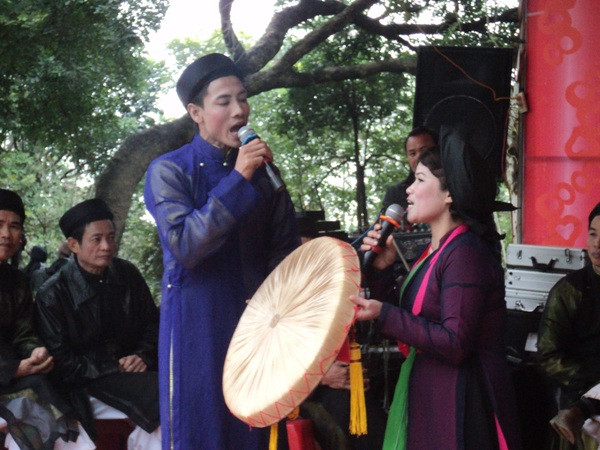 Những lời ca đối đáp trong nhà, trên sân đình, trước cửa chùa hay bồng bềnh trên những thuyền rồng giữa dòng Tiêu Tương hoài cổ và trên các ao, hồ tại các làng vùng quan họ Lim luôn làm đắm say lòng người. Những lời ca đối đáp trong nhà, trên sân đình, trước cửa chùa hay bồng bềnh trên những thuyền rồng giữa dòng Tiêu Tương hoài cổ và trên các ao, hồ tại các làng vùng quan họ Lim luôn làm đắm say lòng người.