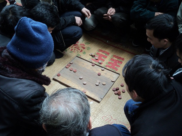 Ngoài ra, tại đồi Lim còn diễn ra các trò chơi dân gian như đu tiên, đập niêu, vật truyền thống, cờ tướng, cờ người,...thu hút rất đông người tham dự. Ngoài ra, tại đồi Lim còn diễn ra các trò chơi dân gian như đu tiên, đập niêu, vật truyền thống, cờ tướng, cờ người,...thu hút rất đông người tham dự.