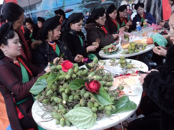 : Đến tham dự Hội Lim, ngoài việc được thưởng thức những giọng ca ngọt ngào của các liền anh, liền chị, du khách còn được thưởng thức những miếng trầu têm cánh phượng do chính tay các liền anh, liền chị têm và mời khách