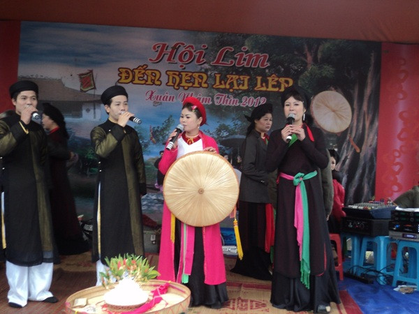 Những bài hát quan họ nổi tiếng như "Khách đến chơi nhà", "Mời trầu", "Còn duyên",... luôn được các liền anh, liền chị gửi tặng đến du khách bằng tình cảm chân thành nhất. Những bài hát quan họ nổi tiếng như "Khách đến chơi nhà", "Mời trầu", "Còn duyên",... luôn được các liền anh, liền chị gửi tặng đến du khách bằng tình cảm chân thành nhất.