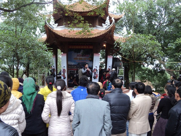 "Đến hẹn lại lên", hàng năm vào ngày khai hội hàng ngàn du khách thập phương lại tìm về tham dự Hội Lim với mong muốn được sống trong không gian văn hóa của những làn điệu dân ca, quan họ mượt mà sâu lắng "Đến hẹn lại lên", hàng năm vào ngày khai hội hàng ngàn du khách thập phương lại tìm về tham dự Hội Lim với mong muốn được sống trong không gian văn hóa của những làn điệu dân ca, quan họ mượt mà sâu lắng