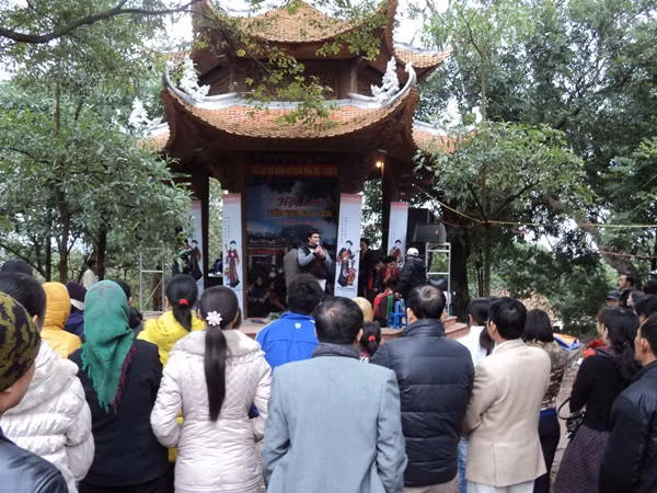 "Đến hẹn lại lên", hàng năm vào ngày khai hội hàng ngàn du khách thập phương lại tìm về tham dự Hội Lim với mong muốn được sống trong không gian văn hóa của những làn điệu dân ca, quan họ mượt mà sâu lắng